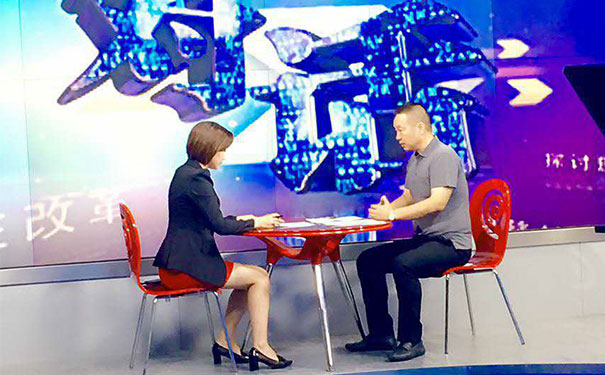 鄂州市金剛石工具行業(yè)協(xié)會(huì )會(huì )長(cháng)龍其準先生參加鄂州電視臺“對話(huà)”節目