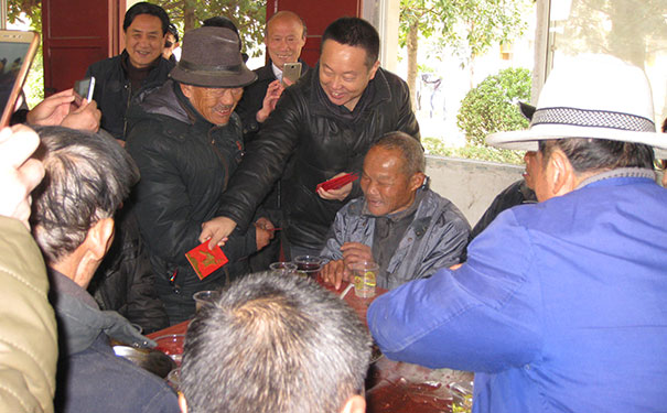 董事長(cháng)龍其準先生到福利院慰問(wèn)孤寡老人