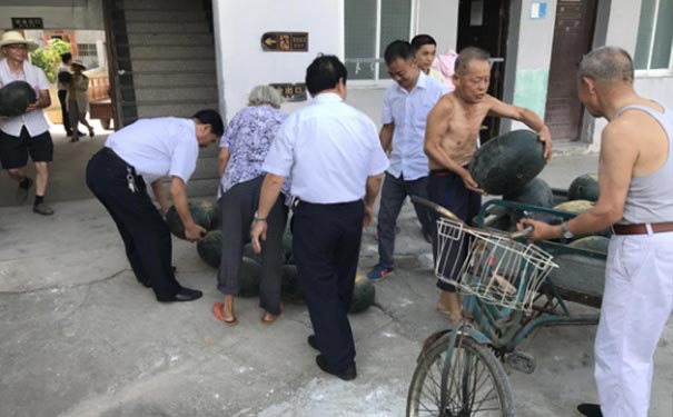炎炎夏日，為福利院老人送清涼